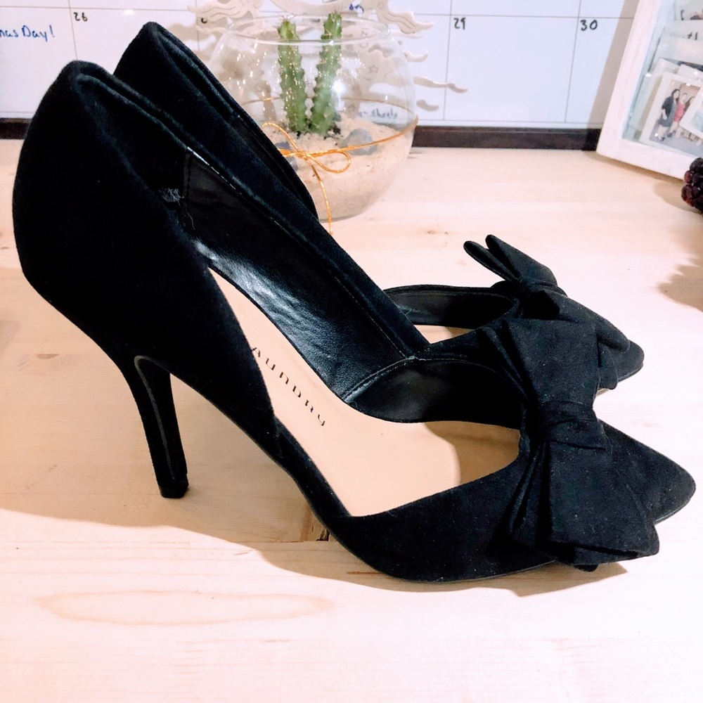 Black bow pointed heels
